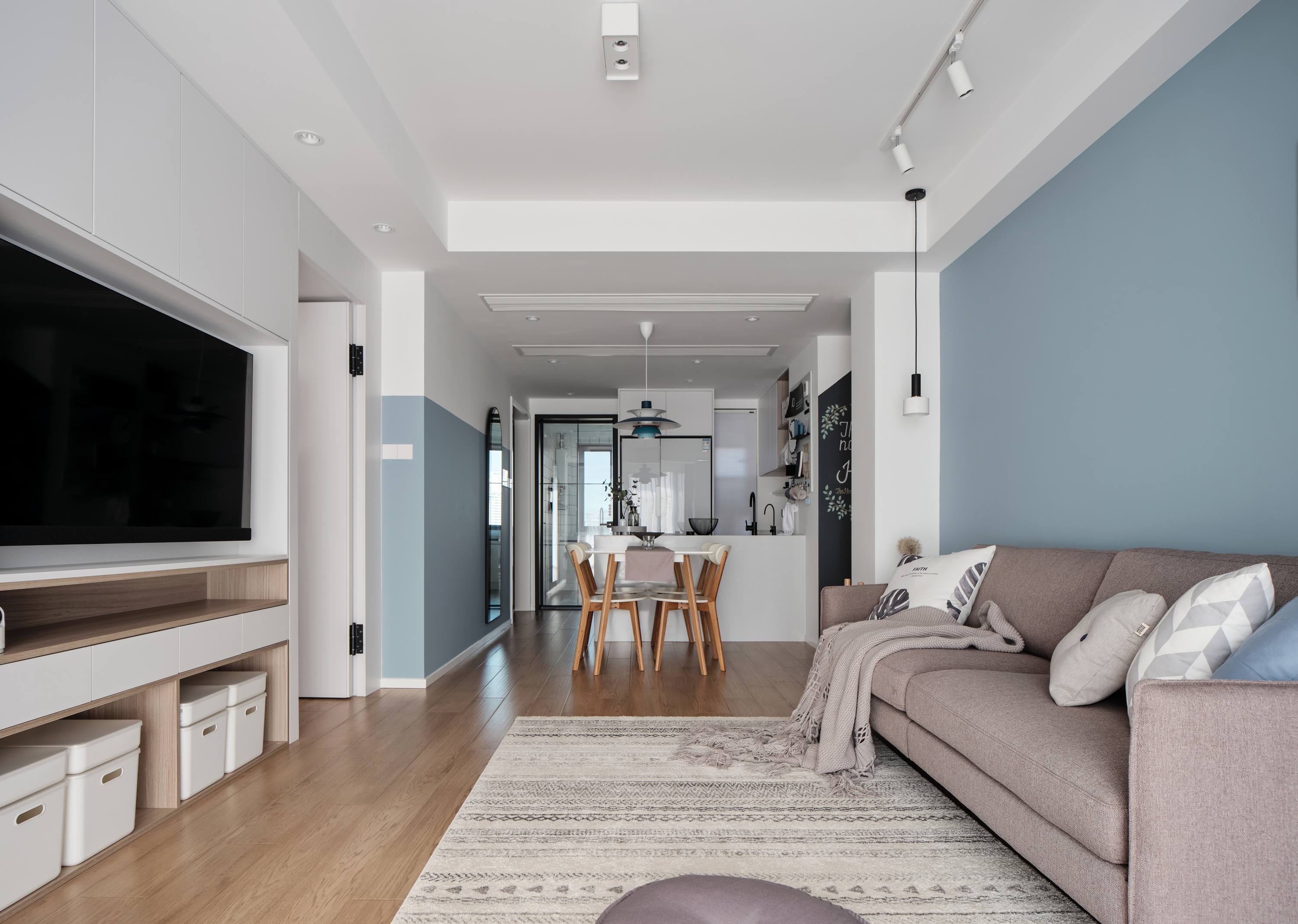 一抹淺淺的藍(lán)抓住了夏天的尾巴,讓金秋顯得格外清爽